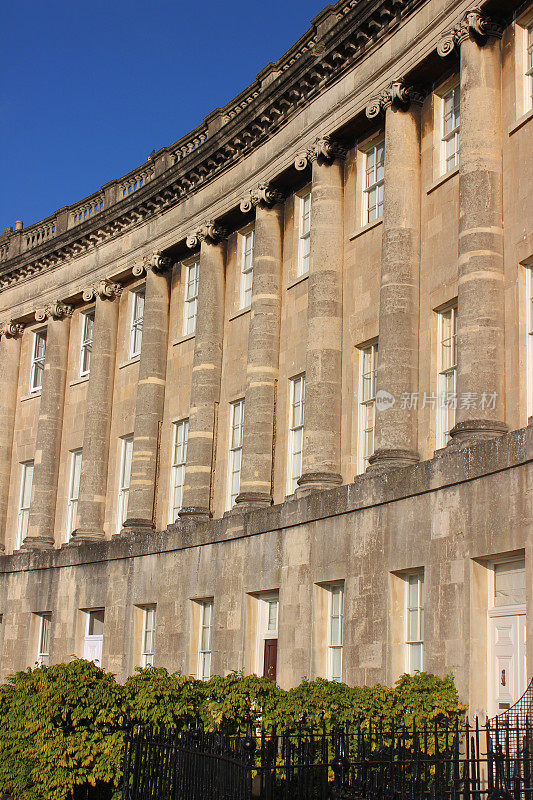历史悠久的联排别墅/乔治王朝的建筑/ Bath-stone，皇家新月，英格兰